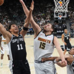 Nuggets remontan tras estar abajo por 20 puntos y vencen 136-131 a Spurs sin Wembanyama