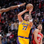 Doncic guía a los Lakers a vencer 100-92 a los Rockets para su 6ta victoria seguida
