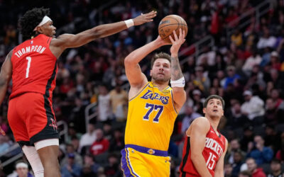 Doncic guía a los Lakers a vencer 100-92 a los Rockets para su 6ta victoria seguida