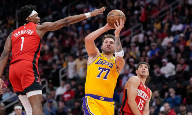 Doncic guía a los Lakers a vencer 100-92 a los Rockets para su 6ta victoria seguida