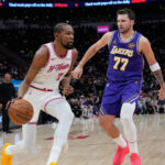 Doncic anotó 40 puntos y James sumó 30, y los Lakers extendieron su racha a 7 victorias con un triunfo de 124-116 sobre los Rockets