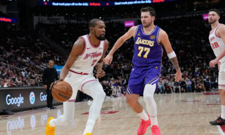 Doncic anotó 40 puntos y James sumó 30, y los Lakers extendieron su racha a 7 victorias con un triunfo de 124-116 sobre los Rockets