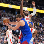 Jokic logra su 25to triple-doble de la temporada; Nuggets aplastan a Rockets por 129-93