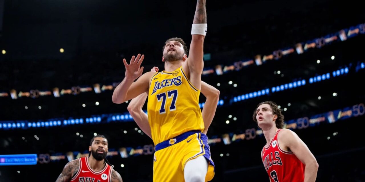 Luka Doncic anota 51 puntos para liderar a los Lakers en su victoria sobre los Bulls