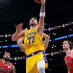 Luka Doncic anota 51 puntos para liderar a los Lakers en su victoria sobre los Bulls