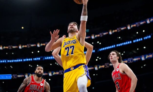 Luka Doncic anota 51 puntos para liderar a los Lakers en su victoria sobre los Bulls