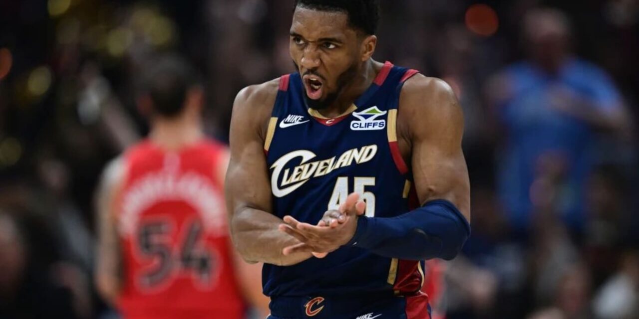 Mitchell anota 32 y Cavaliers vencen 126-113 a Raptors en el Juego 1 del Este
