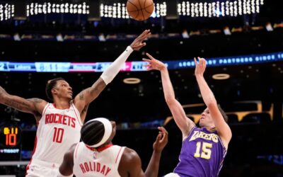 Los Rockets vencieron a los Lakers 99-93 en el quinto partido, evitando la eliminación de los playoffs por segundo partido consecutivo.