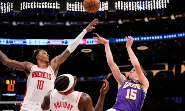 Los Rockets vencieron a los Lakers 99-93 en el quinto partido, evitando la eliminación de los playoffs por segundo partido consecutivo.