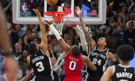 Los Spurs vencieron a los 76ers 115-102 tras la lesión de Wembanyama