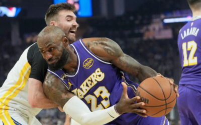 LeBron James anota 26 puntos y da 11 asistencias; Lakers vencen 119-103 a Warriors carentes de Curry