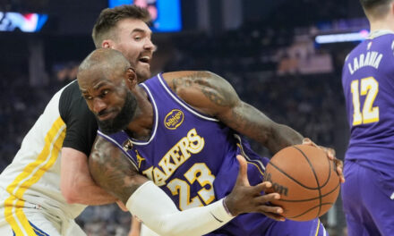 LeBron James anota 26 puntos y da 11 asistencias; Lakers vencen 119-103 a Warriors carentes de Curry