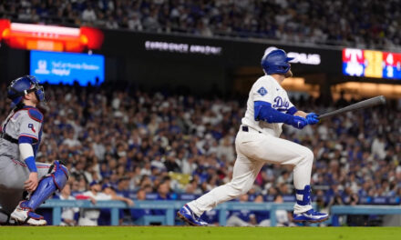 La noche de tres jonrones de Max Muncy culmina con la victoria de Dodgers sobre los Rangers por 8-7