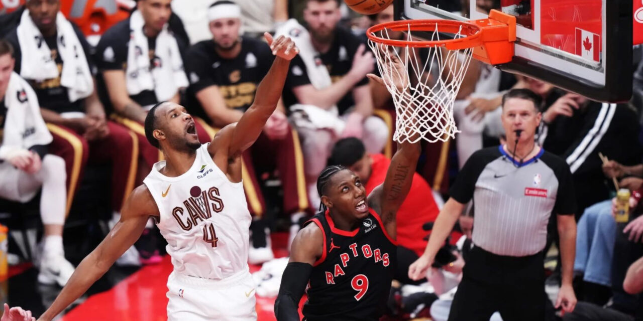 Barnes y Barrett anotan 33 puntos cada uno; los Raptors vencen a los Cavaliers 126-104 y reducen la desventaja en la serie a 2-1.