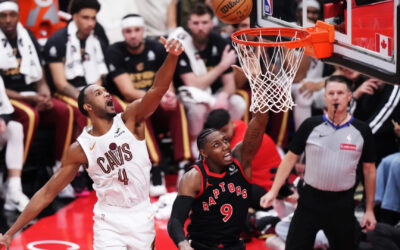 Barnes y Barrett anotan 33 puntos cada uno; los Raptors vencen a los Cavaliers 126-104 y reducen la desventaja en la serie a 2-1.