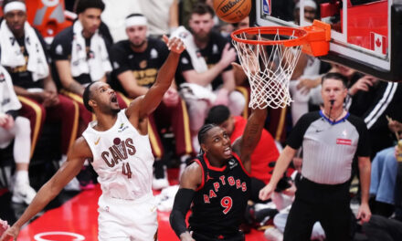 Barnes y Barrett anotan 33 puntos cada uno; los Raptors vencen a los Cavaliers 126-104 y reducen la desventaja en la serie a 2-1.