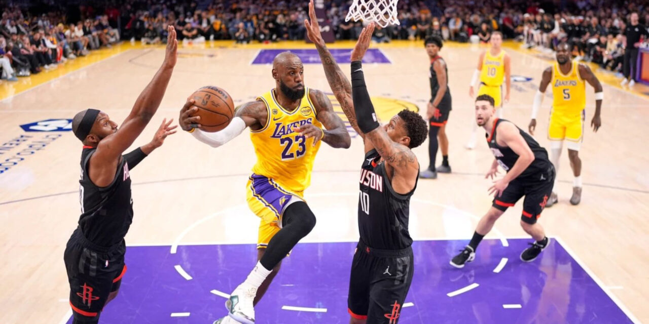 Kennard y James guían sorpresiva victoria 107-98 ante Rockets en el 1er juego de los playoffs