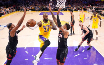 Kennard y James guían sorpresiva victoria 107-98 ante Rockets en el 1er juego de los playoffs