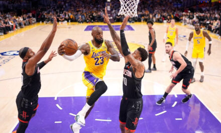 Kennard y James guían sorpresiva victoria 107-98 ante Rockets en el 1er juego de los playoffs