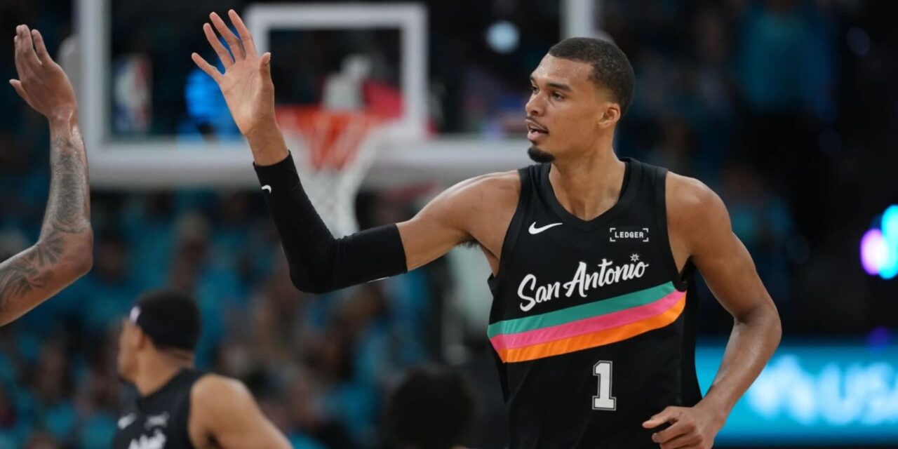 Wembanyama anota 35 puntos en su debut de playoffs y Spurs vencen 111-98 a Trail Blazers