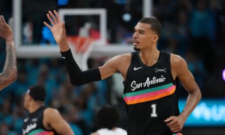 Wembanyama anota 35 puntos en su debut de playoffs y Spurs vencen 111-98 a Trail Blazers