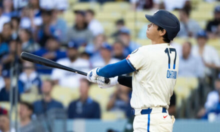 El jonrón de Shohei Ohtani al inicio del partido y el cuadrangular de tres carreras de Teoscar impulsan a los Dodgers, a una victoria de 6-3 sobre los Rangers