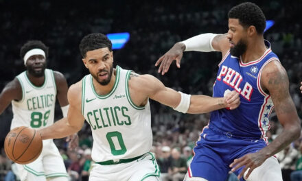 Jayson Tatum vuelve con fuerza a los playoffs y Celtics aplastan a 76ers al abrir su serie
