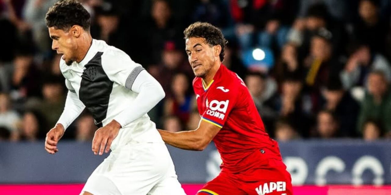 Un cabezazo tardío de Carlos Espi saca a Levante del último puesto ante Getafe