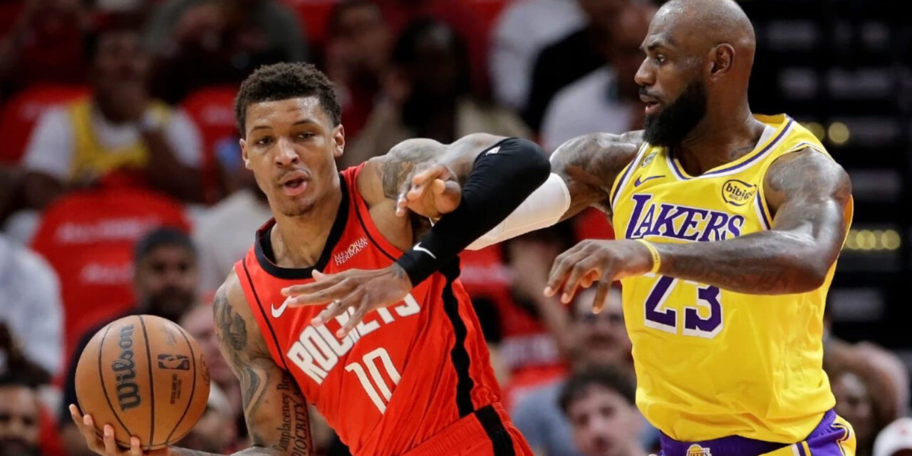 James anota el triple del empate y Lakers remontan, ganan en prórroga y lideran 3-0 a Rockets