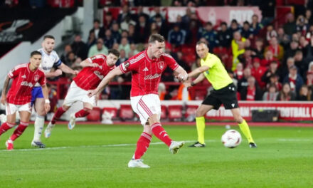 Con penal, Nottingham Forest vence 1-0 a Aston Villa en ida de semifinal de Liga Europa