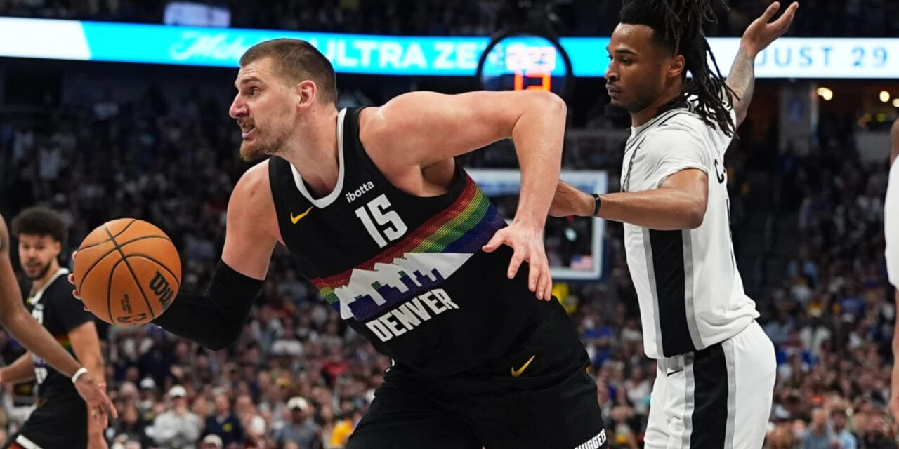 Jokic anota 40 puntos, supera a Wembanyama en duelo y los Nuggets vencen a los Spurs 136-134 en tiempo extra