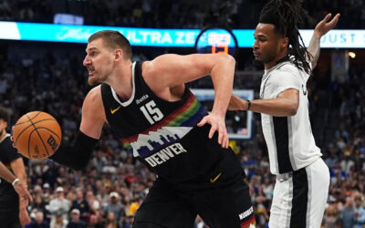 Jokic anota 40 puntos, supera a Wembanyama en duelo y los Nuggets vencen a los Spurs 136-134 en tiempo extra