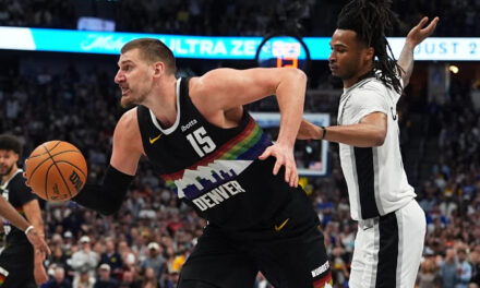 Jokic anota 40 puntos, supera a Wembanyama en duelo y los Nuggets vencen a los Spurs 136-134 en tiempo extra