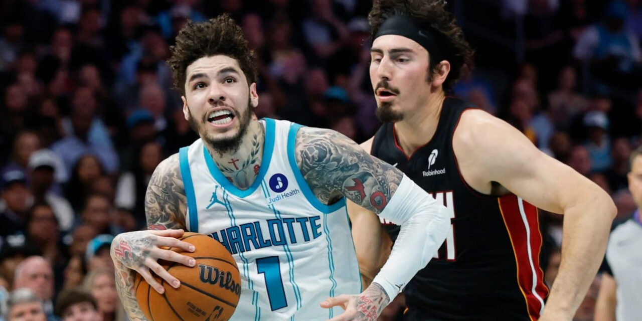LaMelo Ball y un bloqueo de Miles Bridges sobre la bocina le dan a los Hornets una victoria de 127-126 sobre el Heat en el play-in