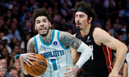 LaMelo Ball y un bloqueo de Miles Bridges sobre la bocina le dan a los Hornets una victoria de 127-126 sobre el Heat en el play-in
