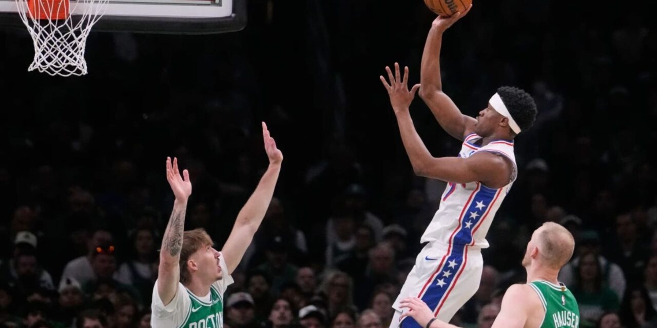 Edgecombe y Maxey se destapan y 76ers vencen 111-97 a Celtics e igualan la serie