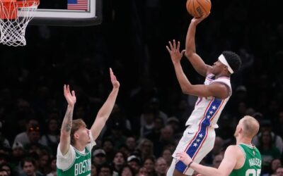 Edgecombe y Maxey se destapan y 76ers vencen 111-97 a Celtics e igualan la serie