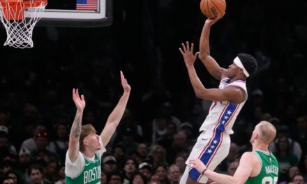Edgecombe y Maxey se destapan y 76ers vencen 111-97 a Celtics e igualan la serie