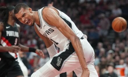 Wembanyama vuelve tras conmoción cerebral y Spurs vencen 114-93 a Blazers y ponen la serie 3-1