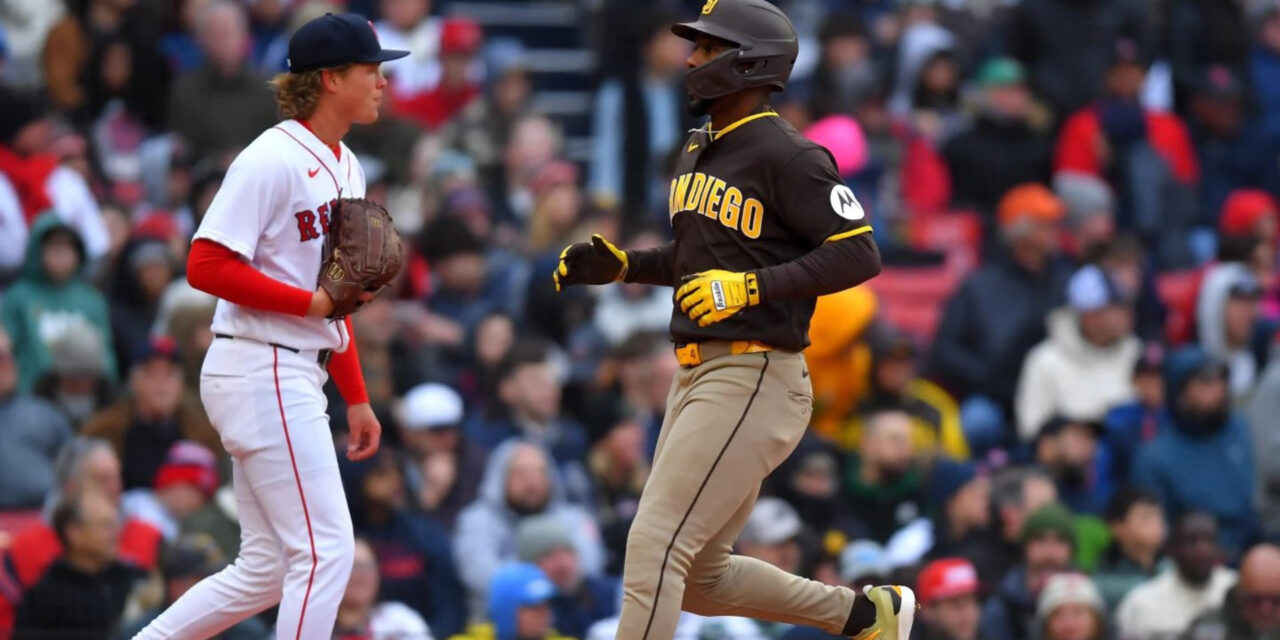 Los Padres vencieron a los Red Sox 3-2 en el Fenway Park con un sencillo productor de Laureano