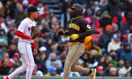 Los Padres vencieron a los Red Sox 3-2 en el Fenway Park con un sencillo productor de Laureano