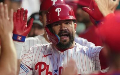 Schwarber pega 2 jonrones, Sánchez lanza 6 sólidas entradas y Filis aplastan a Cubs