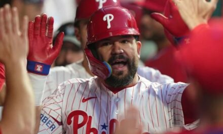 Schwarber pega 2 jonrones, Sánchez lanza 6 sólidas entradas y Filis aplastan a Cubs