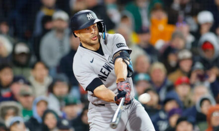 Stanton conecta un jonrón y añade un doble de dos carreras en la victoria de los Yankees sobre los Red Sox por 4-0.