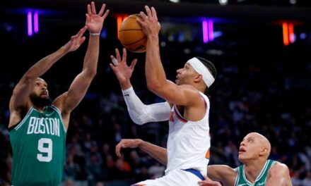 Los Knicks siguen con vida en la lucha por el segundo puesto en el Este, tras vencer a los Celtics