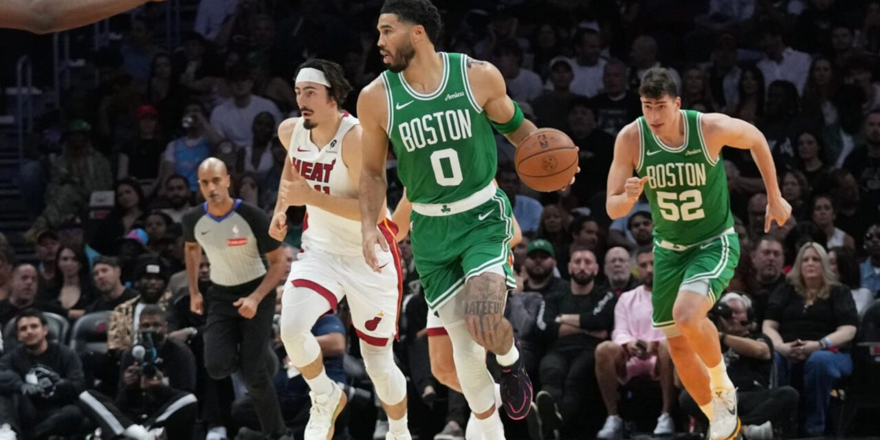 Brown anota 43 puntos, Tatum logra triple-doble y Celtics arrollan al Heat 147-129