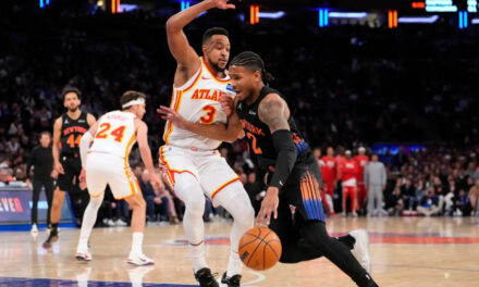 CJ McCollum lidera una remontada y los Hawks sorprenden a los Knicks con una victoria de 107-106 para empatar la serie 1-1