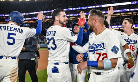 Un sencillo de dos carreras con dos outs de Kyle Tucker en la novena entrada le da la victoria a los Dodgers sobre los Marlins por 5-4.
