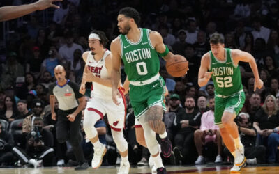 Brown anota 43 puntos, Tatum logra triple-doble y Celtics arrollan al Heat 147-129