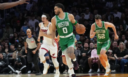 Brown anota 43 puntos, Tatum logra triple-doble y Celtics arrollan al Heat 147-129